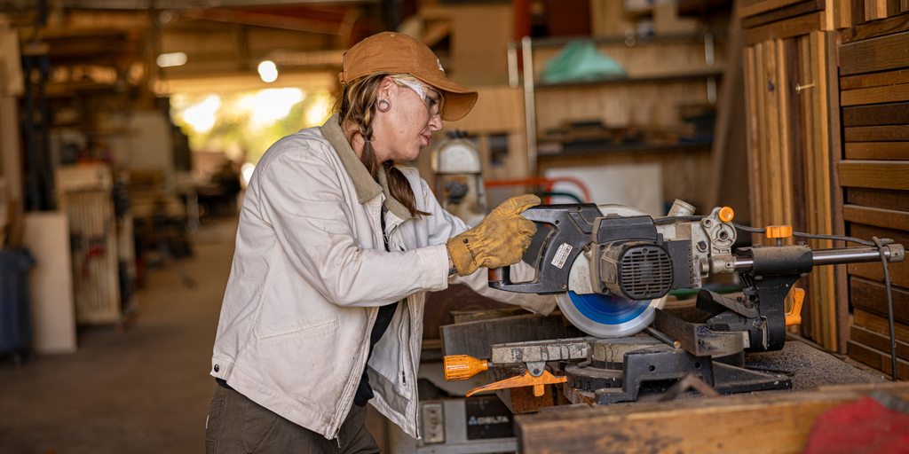 Female using saw blade Carhartt 